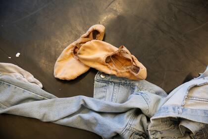 SEÑALES. Zapatillas de baile y prendas de vestir