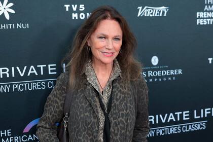 Sencilla pero llamativa, Bisset sumó a su outfit un corbatín negro de raso y aros en forma de argollas