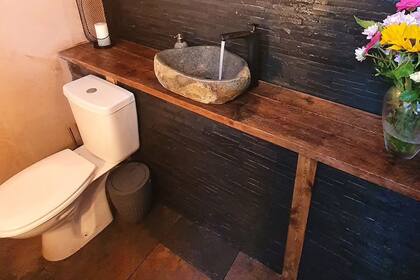 Sencillo pero acogedor, así quedó el baño construido en el búnker