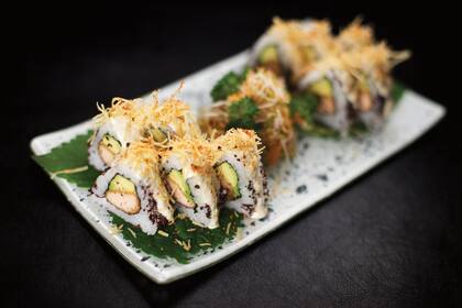 SENCILLO Y RÁPIDO Esparcir sobre el sashimi una capa de shiso fresco y cebolla de verdeo bien picados. Acompañar con salsa de soja, gotas de limón y jengibre rallado.