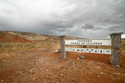 Sendero Tierra de Colores en el Parque Patagonia. Tradicionalmente, los senderos se hacían siguiendo las huellas de los animales, pero no siempre eran las vías más panorámicas o accesibles. En la actualidad, primero se busca el objetivo y luego se busca diseñar un sendero que no sea demasiado técnico ni empinado.