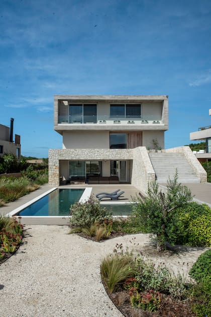 Senderos de polvo de piedra que conectan los macizos de herbáceas y gramíneas que aportan movimiento y color en el sector de la pileta