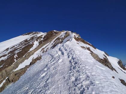 Senderos de riesgo en Pirineos en límite entre Francia y España