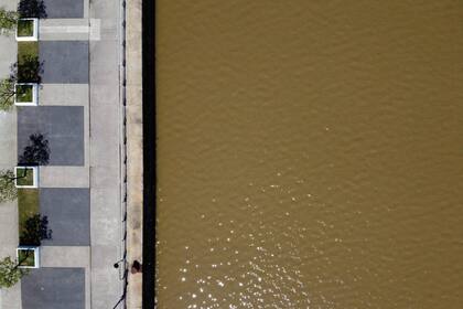 Senderos vacíos en Puerto Madero