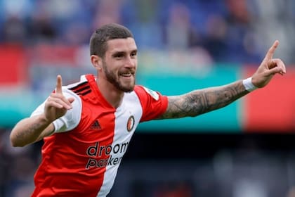 Marcos Senesi, ex San Lorenzo, se afianzó en la última línea de Feyenoord y ahora entró en el radar de Barcelona