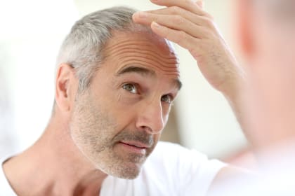 En un estudio publicado en 2017 en la revista PLOS Genetics de Reino Unido, un grupo de investigadores británicos aseguró haber estudiado a 52.000 hombres con calvicie hereditaria, y dijeron haber logrado identificar al menos 287 genes individuales involucrados en el proceso de caída del cabello