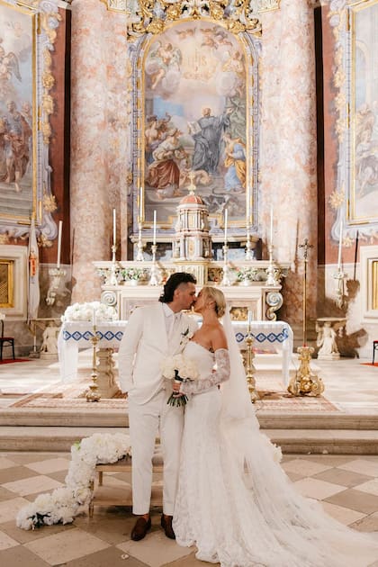 "¡Señor y señora Stewart! Nuestra boda de cuento de hadas… ahora, vivamos felices para siempre", expresaron Liam y Nicole en sus redes sociales.