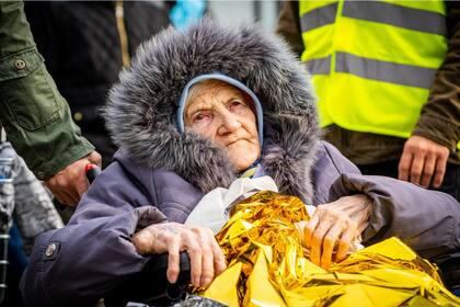Señora mayor en su paso por el corredor humanitario de Medyka, Polonia, luego de
realizar horas de fila para cruzar la frontera.