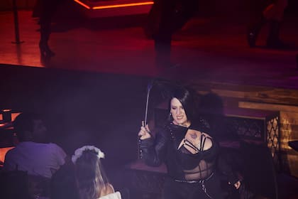 Señorita Bimbo en acción; la actriz realiza un jugado monólogo en torno a la inclusión y un mensaje que repudia las hegemonías estéticas