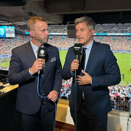 Senosiain comenta para TyC Sports los partidos de la selección desde hace más de diez años. Su actual compañero de dupla es el relator Hernán Feler