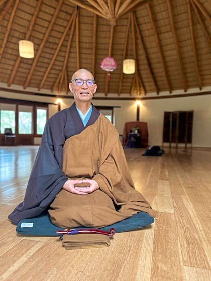 Senpo Oshiro comenzó sus primeras prácticas de meditación en el Dojo Zen del Jardín Japonés, en Buenos Aires, en 1987