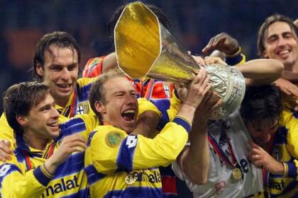 Sensini, con la vieja Copa UEFA; Parma pone a la venta sus trofeos