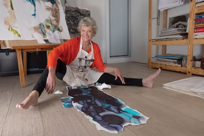 Sentada en el piso, se siente cómoda para trabajar. “Me interesan las manos, mis manos. Me harté de la cabeza, ahora me enfoco en las manos”, cuenta