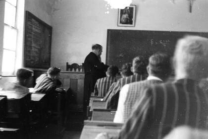 Sentado en la última fila del aula del Colegio Marista