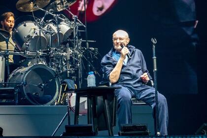 Sentado y sin poder tocar la batería, así fue el primer show de Phil Collins en el tour “The Last Domino?”