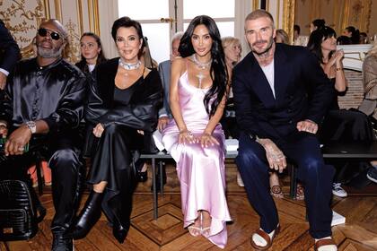 Sentados en la front row, el editor de la edición británica de Vogue, Edward Enninful, Kris Jenner, Kim Kardashian y David Beckham.
