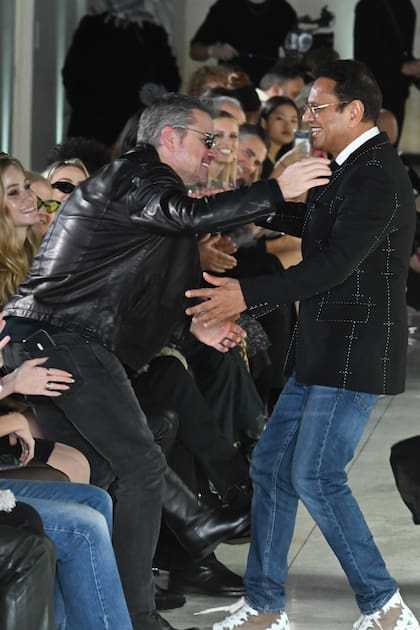 Sentados en primera fila, recibieron el abrazo del diseñador Naeem Khan al finalizar el desfile.