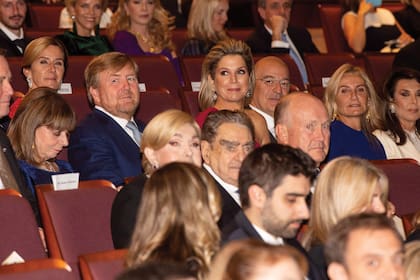 Sentados junto a la primera mandataria del país, disfrutaron de la performance.