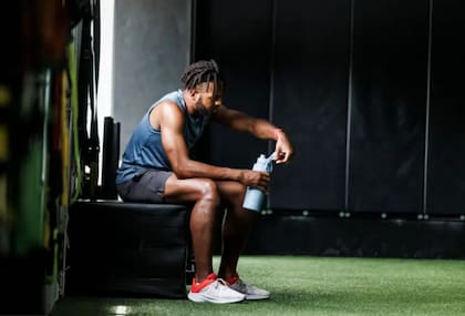 Sentarse y pararse rápido también es un ejercicio que sirve para fortalecer el funcionamiento de la soledad