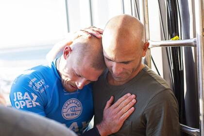 "Sentí un movimiento en la correa de mi pie. No vi los dientes, pero sí la aleta", dijo Mick Fanning, que confesó haber llegado a tirar algunos golpes de puño al tiburón