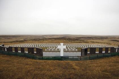 Sentimiento argentino. En el cementerio de Darwin descansan los caídos en combate