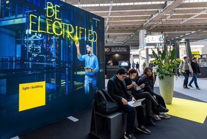 “Sentite electrizado” fue el lema de Light and Building. Y esa promesa fue ampliamente cumplida, con cientos de lanzamientos, charlas y situaciones de encuentro entre industriales, profesionales, compradores, diseñadores y la prensa.