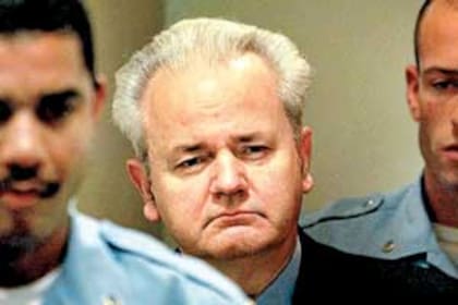 Separado por un cristal antibala y custodiado por guardias de la ONU, Milosevic fue su propio abogado