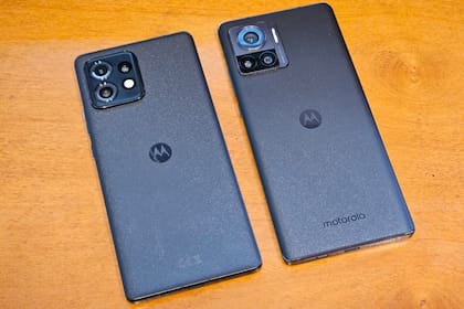 Separados al nacer: un Motorola Edge 40 Pro (izq) y un Edge 30 Ultra (der); tienen medio milímetro de diferencia de tamaño entre uno y otro; la única diferencia visible a simple vista está en el bloque de las cámaras
