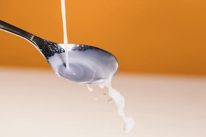 Separar el suero del yogur reduce considerablemente los beneficios que el organismo puede obtener de este alimento fermentado