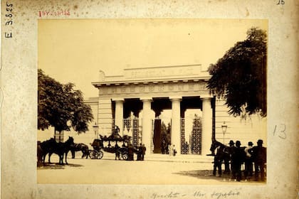 Sepelio en el Cementerio de la Recoleta. Imagen sin fecha definida