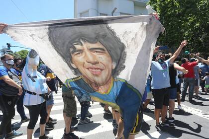 Desde las 6, los simpatizantes despidieron a Maradona en la Casa Rosada