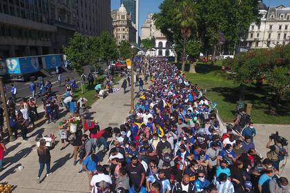 Largas filas para despedir a Diego Maradona