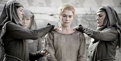 Septa hizo marchar a Cersei Lannister desnuda en las calles donde le gritaban “vergüenza” para que se arrepienta de sus pecados en la serie Game of Thrones. Captura: MAX