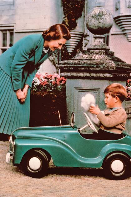 Septiembre de 1952. El pequeño príncipe al volante de su autito de juguete, frente a la risueña mirada de su madre.