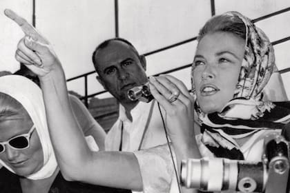 Septiembre de 1960. Grace y el príncipe Raniero, atentos a
la competición de remo en los Juegos Olímpicos de Roma, donde el
hermano de la actriz compitió, pero no se llevó ninguna medalla.
Ícono de estilo, la princesa lleva en su cabeza el legendario pañuelo
Gucci Flora, principal signo de su época, que Rodolfo Gucci diseñó
especialmente para ella.
