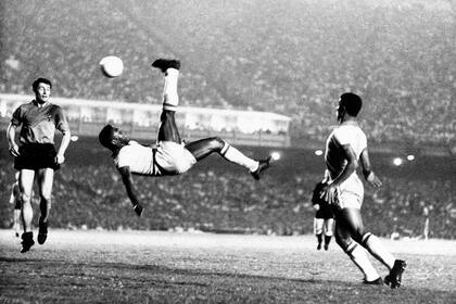 Septiembre de 1968, chilena de Pelé durante un partido amistoso jugado contra Bélgica en Río de Janeiro.