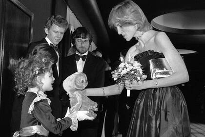 Septiembre de 1982. Drew le
entrega a la princesa Diana un peluche del personaje de
E.T. en el cine Empire, en Leicester Square. Junto a ellas,
Robert MacNaughton (que hizo de su hermano mayor en la
película) y Spielberg.