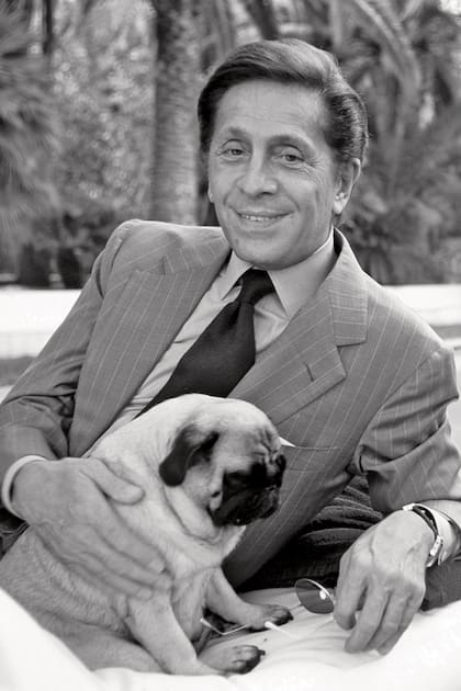 Septiembre de 2000. Valentino posa con uno de sus adorados pugs en su villa romana