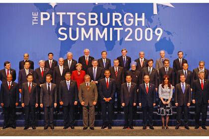 Los líderes mundiales posan para la foto de familia durante la cumbre de 2009, en la ciudad estadounidense de Pittsburgh 