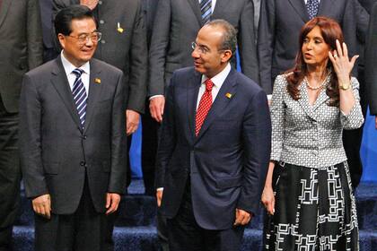 Cristina Kirchner junto con el expresidente chino Hu Jintao, y el exlíder mexicano Felipe Calderón, en medio de una sesión de fotos grupales en la cumbre del G-20, organizada por el presidente Barack Obama en Pittsburgh. 