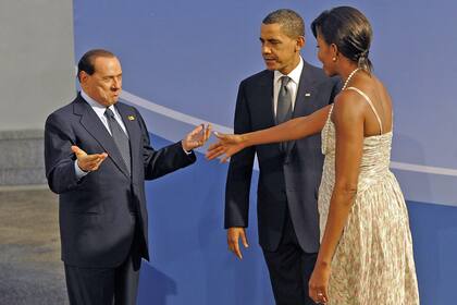 El entonces mandatario norteamericano y la exprimera dama Michelle Obama daban la bienvenida a la cena del G-20 al exprimer ministro italiano, Silvio Berlusconi