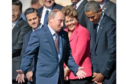 El presidente de Rusia, Vladimir Putin, en primer plano, gesticula mientras toma su lugar en una foto de grupo fuera del Palacio Konstantin en San Petersburgo, Rusia