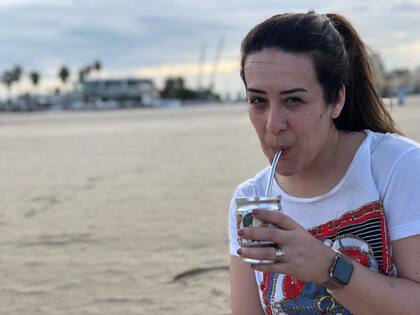 Septiembre de 2020. El primer mate de Antonella Intile de Castro en la Playa de las Arenas.