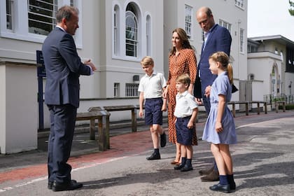 Septiembre de 2022. El príncipe George, la princesa Charlotte y el príncipe Louis, acompañados por sus padres, los actuales príncipes de Gales, fueron recibidos por el director Jonathan Perry en la escuela Lambrook, adonde asisten desde que se mudaron a Adelaide Cottage, en Windsor.