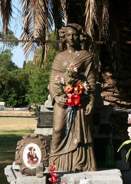Sepulcro de la bandoneonista Paquita Bernardo en el Cementerio de la Chacarita