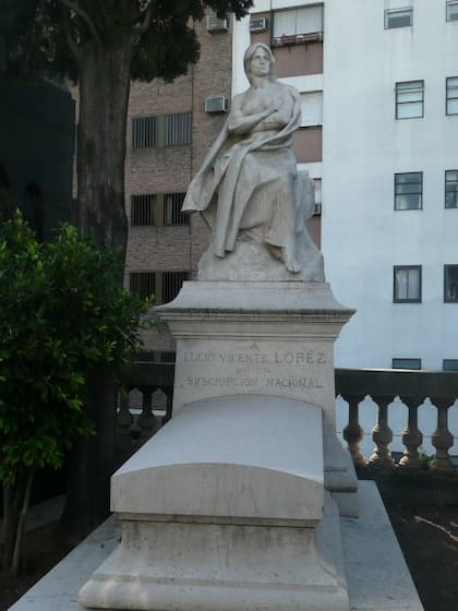 Sepulcro de Lucio Vicente López.