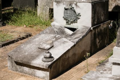 Vaulted graves, a constant in the La Plata cemetery, where robberies and vandalism occur