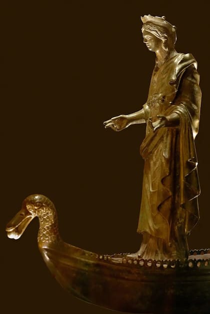 Sequana está representada como una joven con los brazos extendidos como para dar la bienvenida a los suplicantes, en una barca con forma de pato.