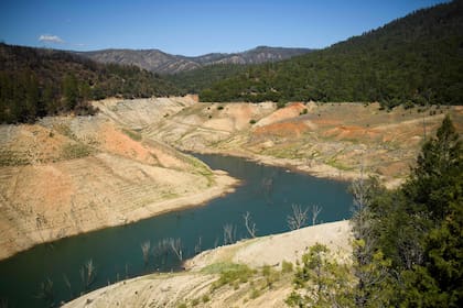 El 1 de abril tradicionalmente marca el final de las nevadas en el estado, las reservas de nieve en las montañas de Sierra Nevada, fuente aproximadamente un tercio del agua utilizada en California no ha llegado al río ya que el suelo reseco absorvió el agua de la nieve