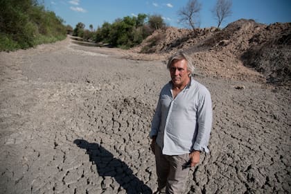 Matías Gallart, en un tramo seco del río Salado
